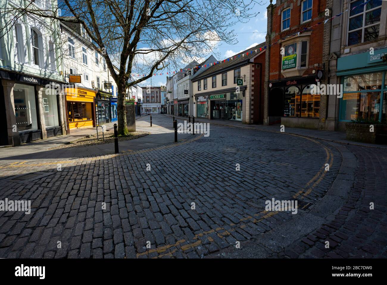 Truro, Cornwall, Reino Unido, 02/04/2020. La ciudad comercial más grande de Cornwall, Truro, se abandonó durante la temporada alta debido al virus de la Corona. Foto de stock