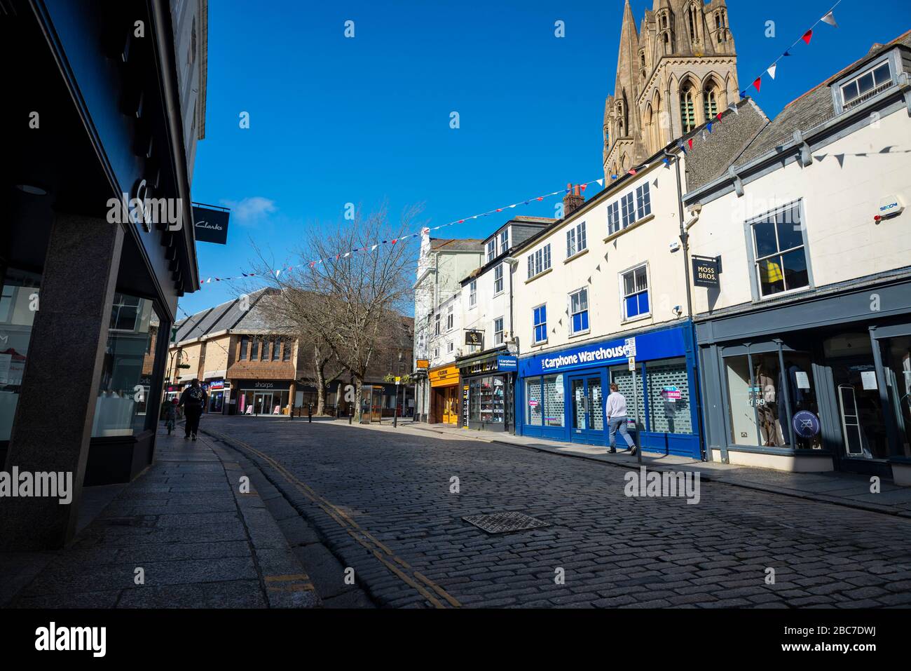 Truro, Cornwall, Reino Unido, 02/04/2020. La ciudad comercial más grande de Cornwall, Truro, se abandonó durante la temporada alta debido al virus de la Corona. Foto de stock