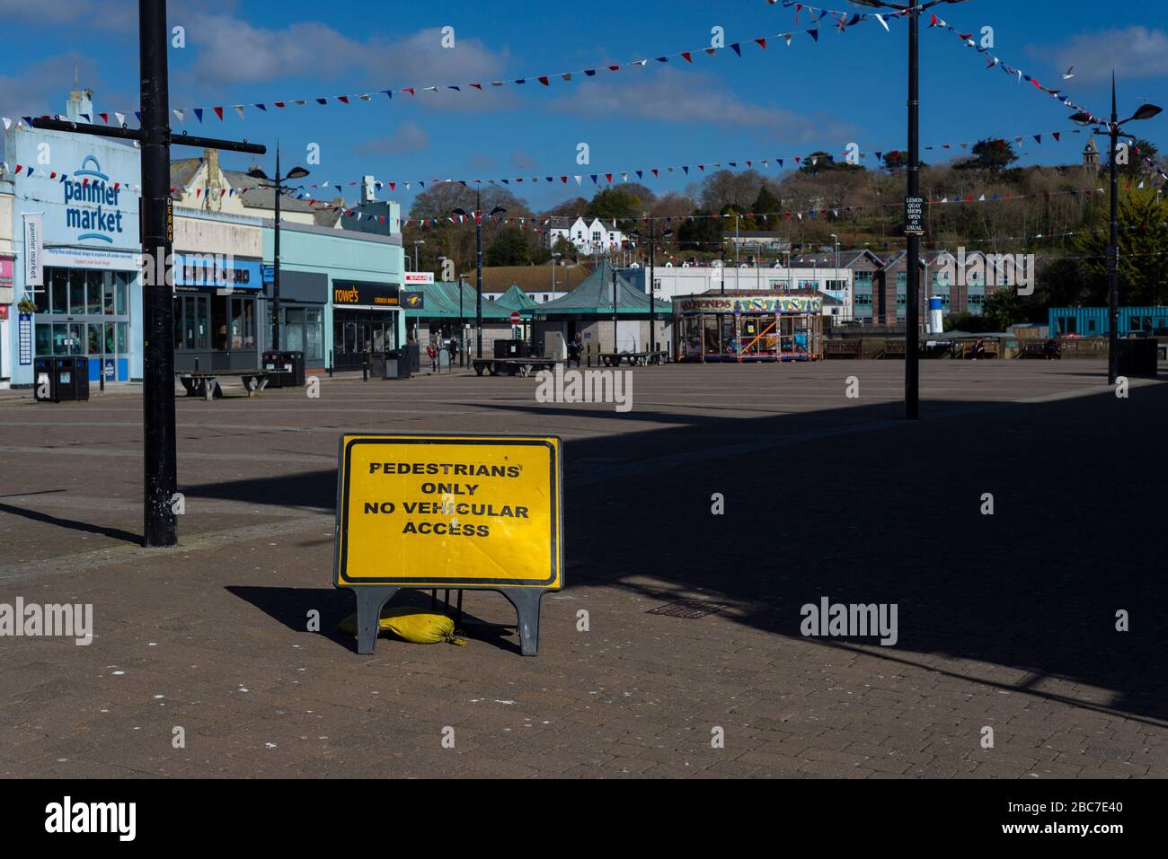 Truro, Cornwall, Reino Unido, 02/04/2020. La ciudad comercial más grande de Cornwall, Truro, se abandonó durante la temporada alta debido al virus de la Corona. Foto de stock