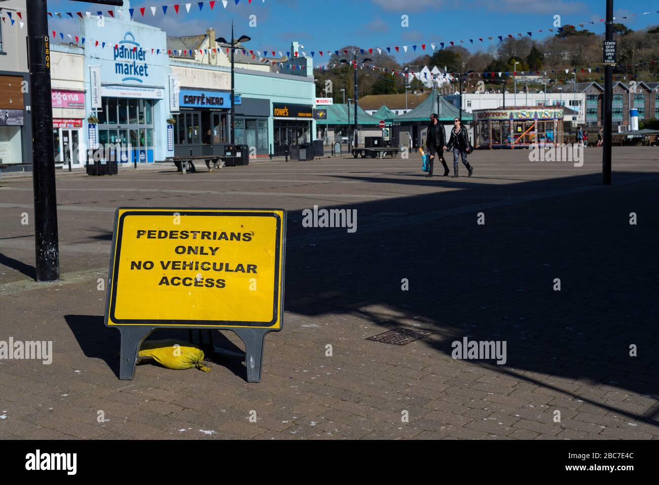 Truro, Cornwall, Reino Unido, 02/04/2020. La ciudad comercial más grande de Cornwall, Truro, se abandonó durante la temporada alta debido al virus de la Corona. Foto de stock