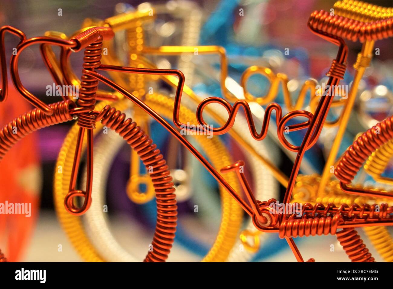 Love bicile - modelo de marco de alambre hecho a mano Foto de stock