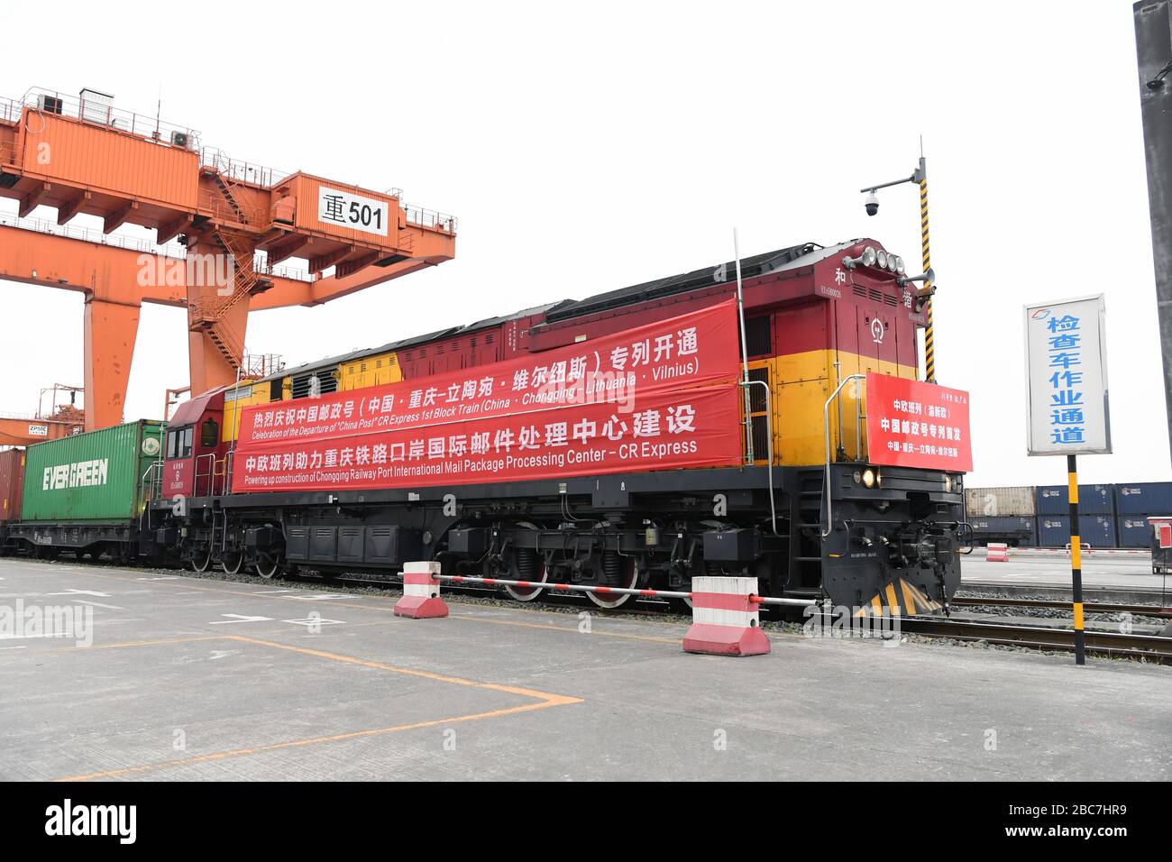 200403) -- CHONGQING, 3 de abril de 2020 (Xinhua) -- UN tren de carga China- Europa, también el tren de primera cuadra "China Post" CR Express, con  destino a Lituania, está listo para