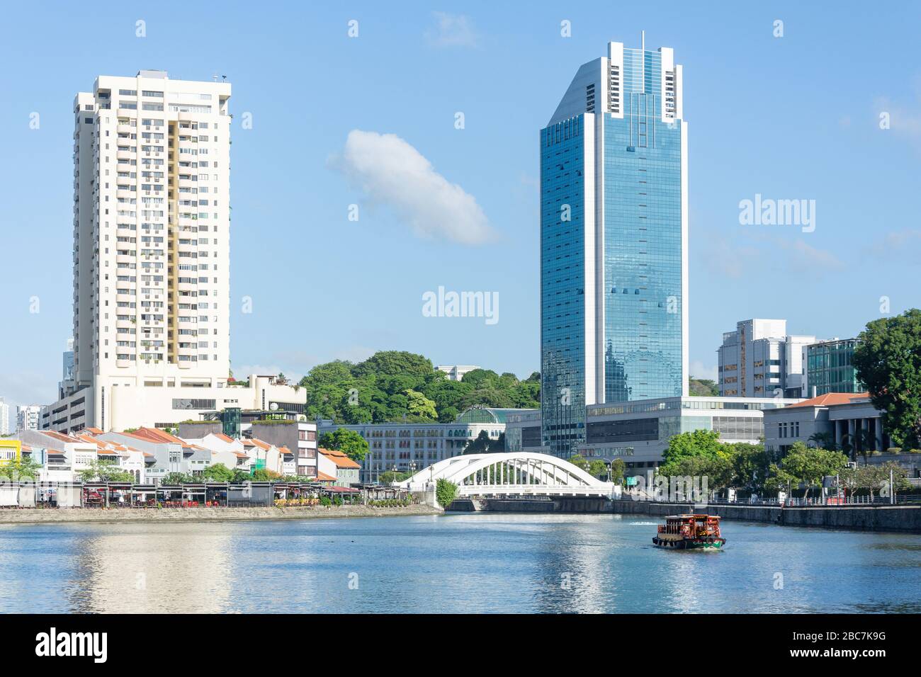 Vista del Puente Elgin y edificios de apartamentos de gran altura a través del río Singapur, el distrito municipal, el área central, Singapur Foto de stock