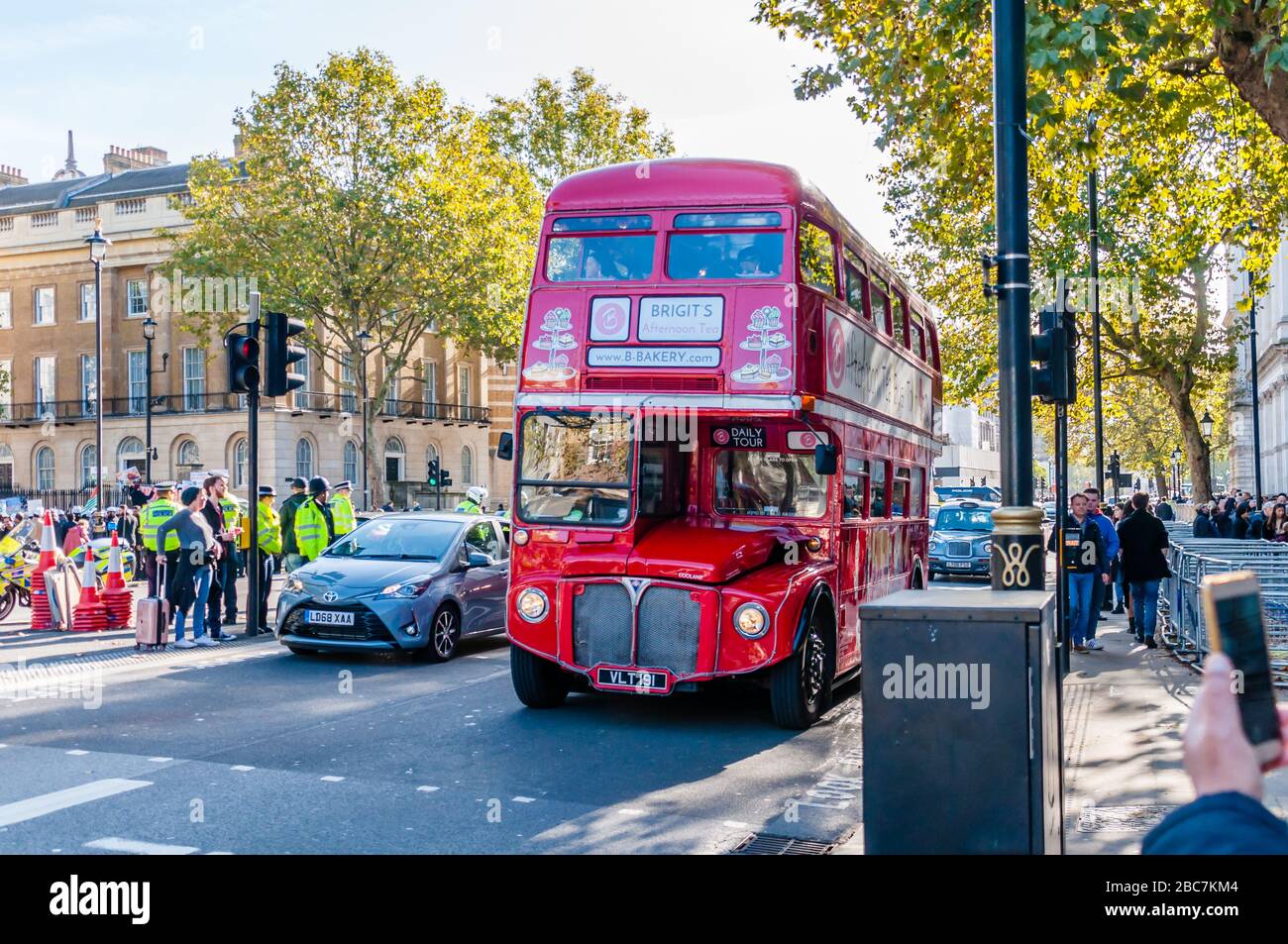 Route Master Bus en la calle de Londres. Route Master Bus es el símbolo más emblemático de Londres Foto de stock