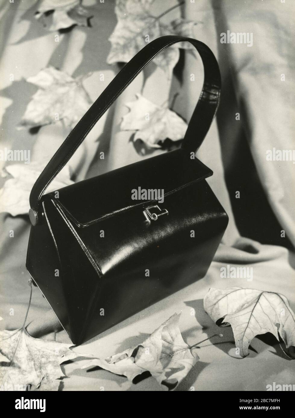 Handbag 1960s fotograf as e im genes de alta resoluci n Alamy