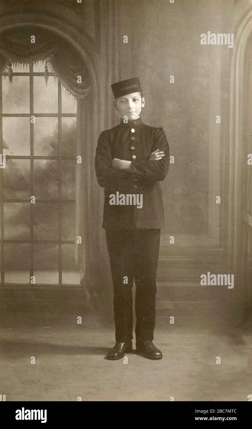 Joven portero de hotel en Livery, Francia 1910 Foto de stock