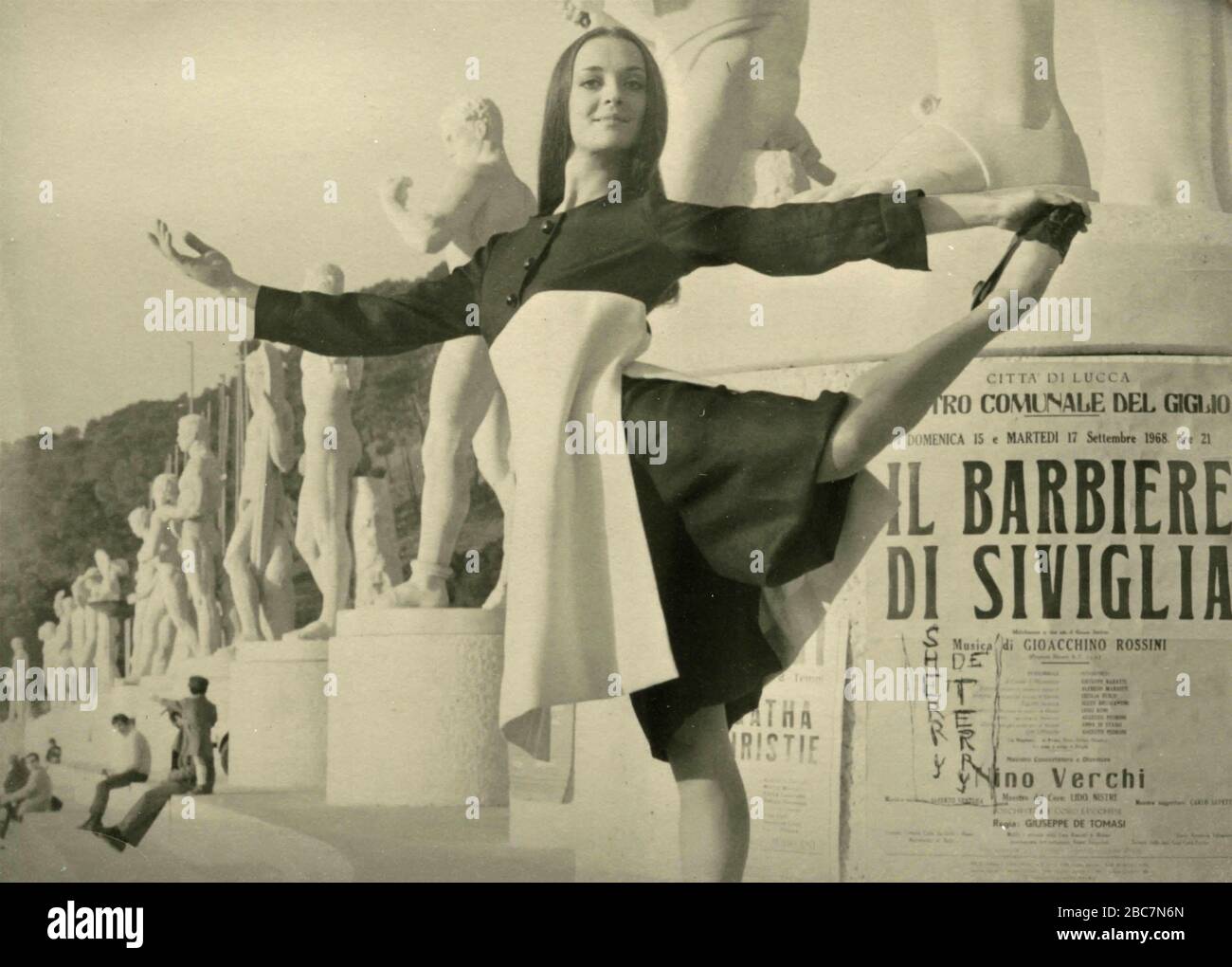 Un modelo con un vestido blanco y negro, Roma, Italia 1950 Foto de stock