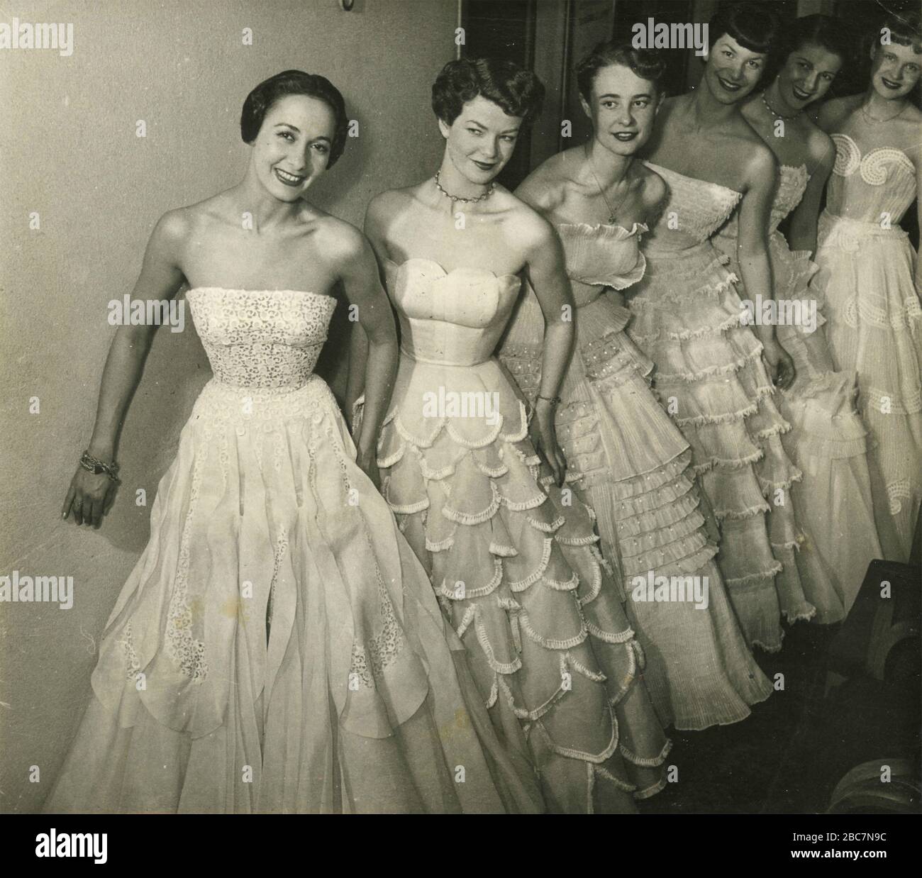 Symphony in white, evento presentado por la compañía francesa de moda Carven, París, Francia 1950 Foto de stock