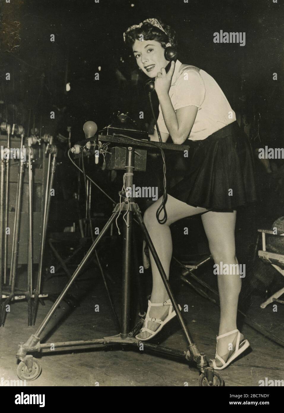 La actriz cinematográfica estadounidense Ruth Roman toma una llamada telefónica, Hollywood, Cal, EE.UU. 1950 Foto de stock