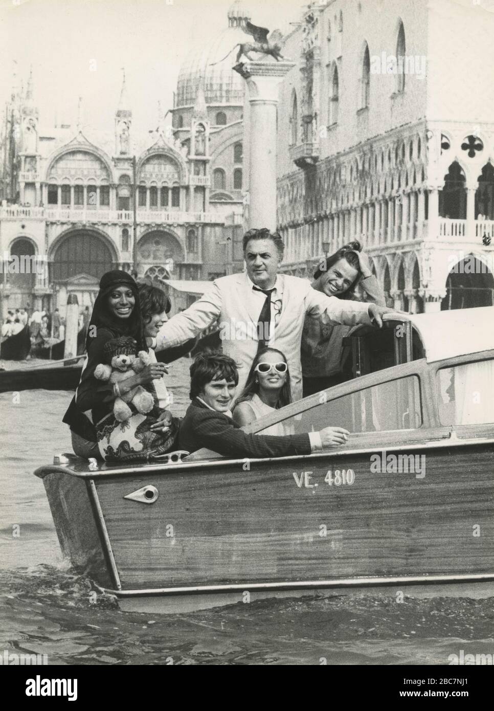El cineasta italiano Federico Fellini con Giulietta Masina, Capucine, M. Potter y H. Keller en el barco de motor en el Festival de Cine, Venecia, Italia 1969 Foto de stock