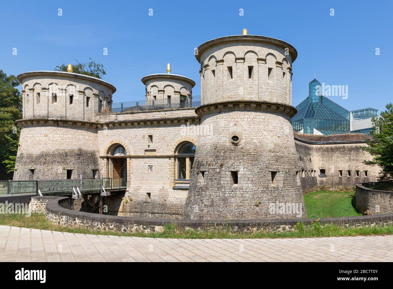 Murallas y torres de la antigua fortaleza tres bellotas en Luxemburgo  Fotografía de stock - Alamy