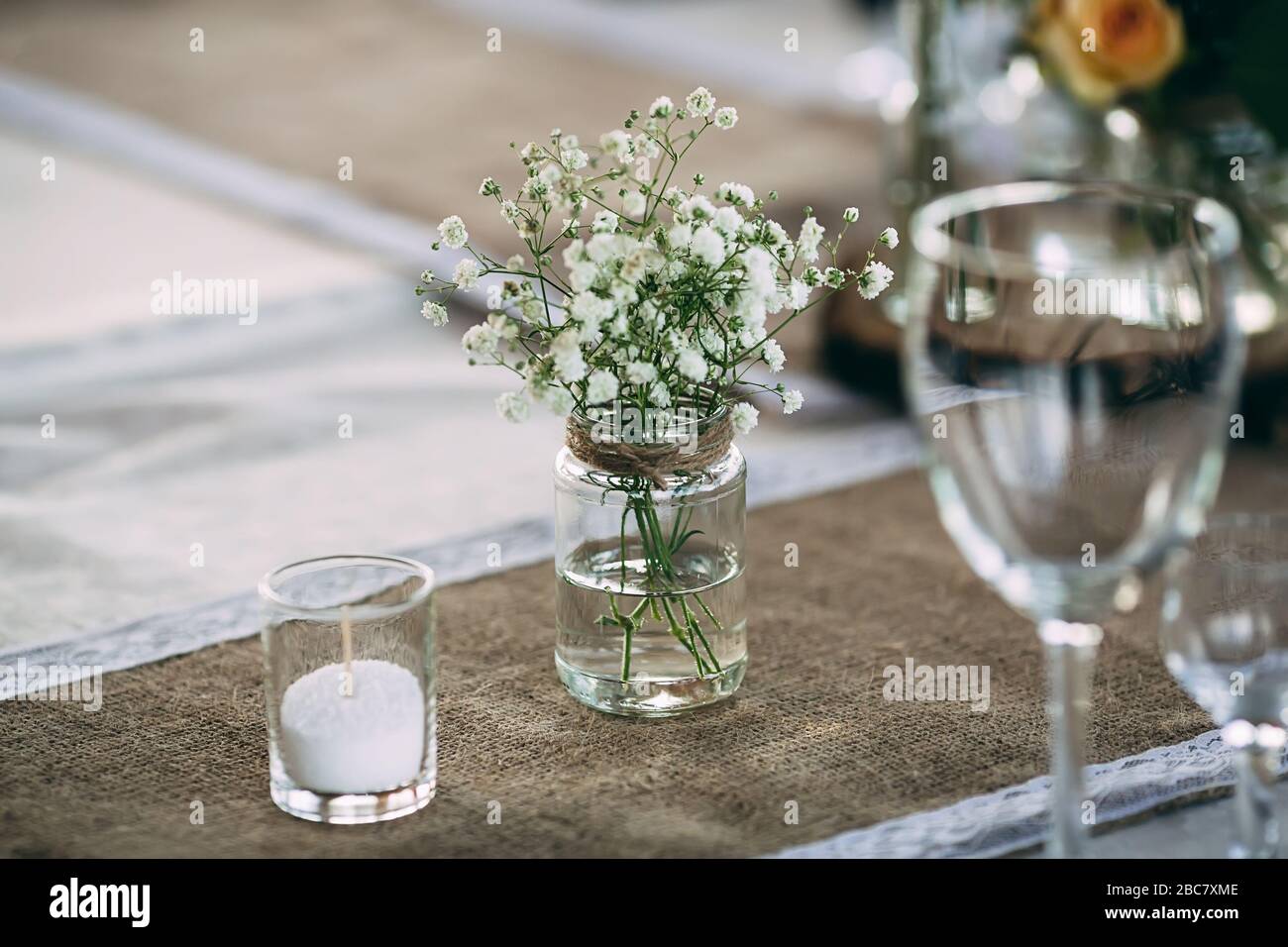 Flores secas pequeñas arbusto en jarrón en decorado estilo vintage mesa de  vacaciones Fotografía de stock - Alamy