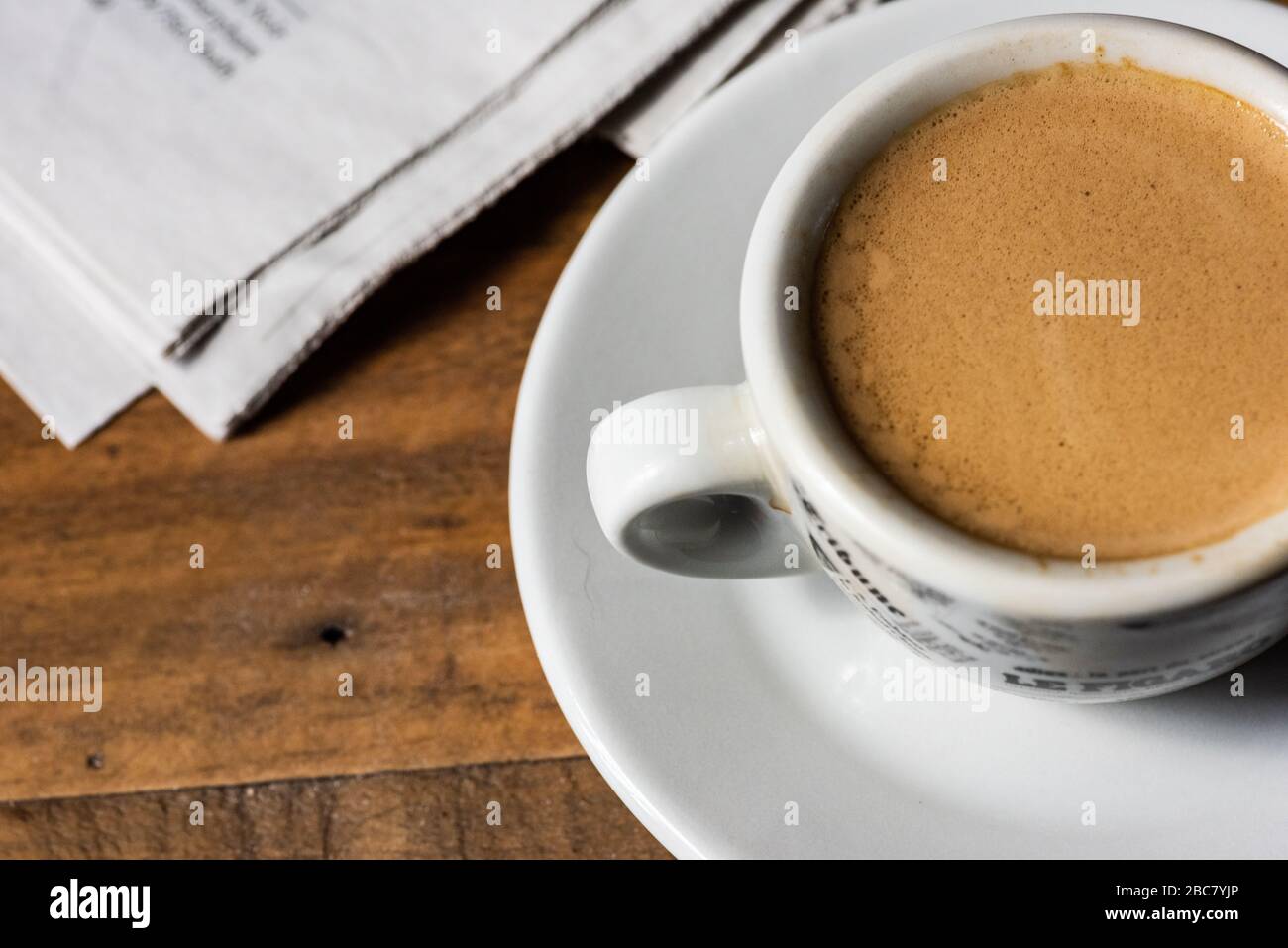 taza de café espresso sobre una mesa de madera Foto de stock