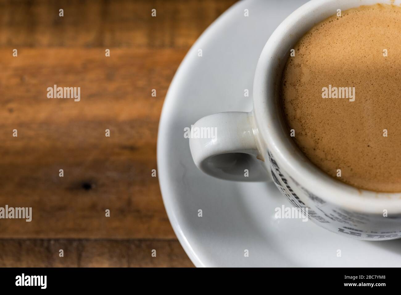 taza de café espresso sobre una mesa de madera Foto de stock