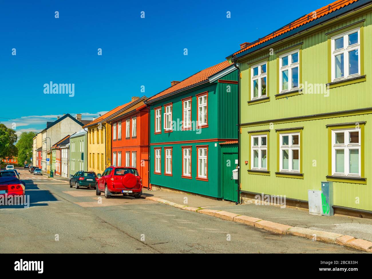 Coloridas casas de madera en una calle de Oslo, Noruega Fotografía de stock  - Alamy