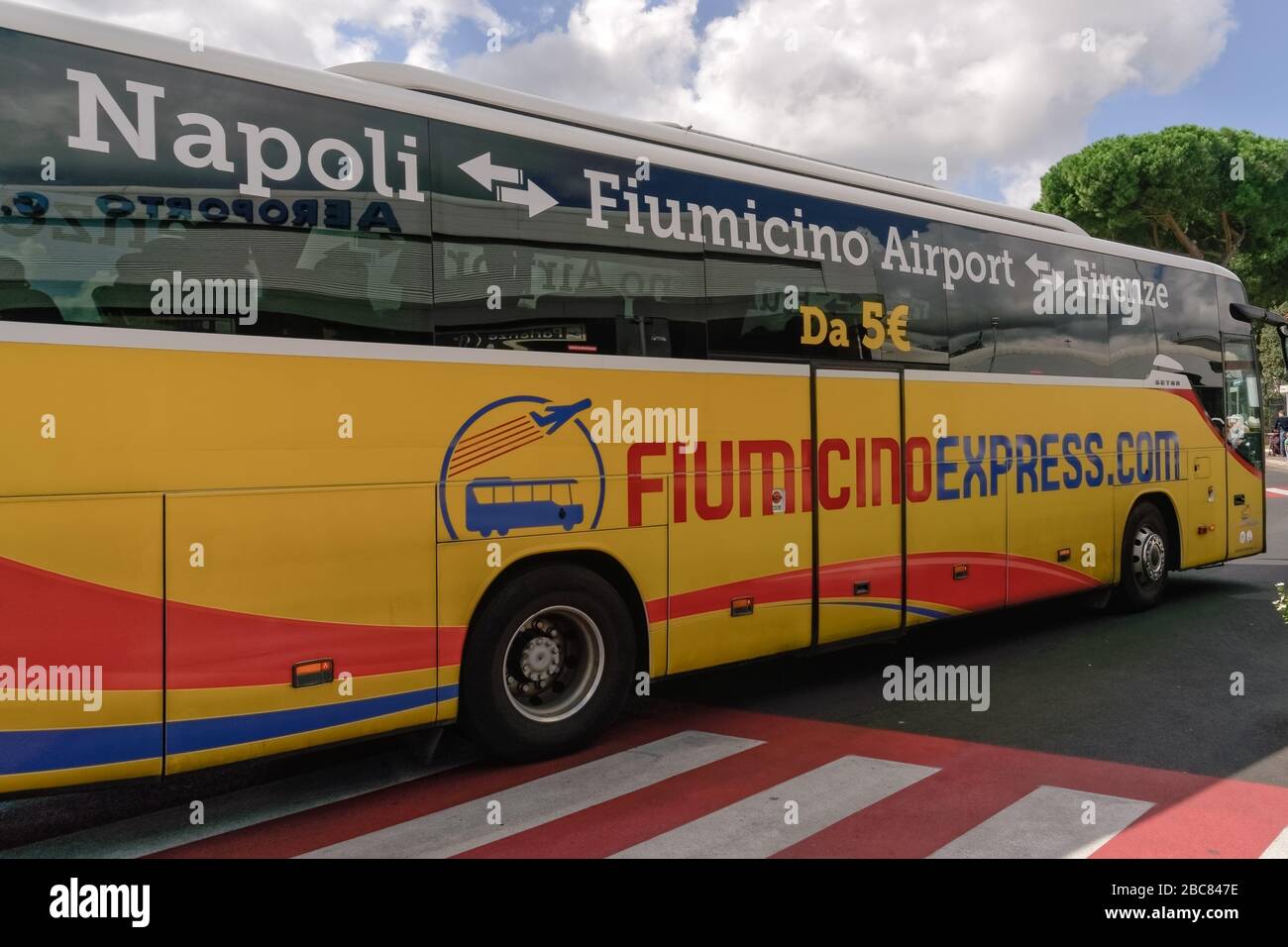 Roma, Italia Bus en la terminal del aeropuerto de Ciampino. Autobús expreso  Fiumicino con señal en Aeroporto G. B. Pastine, conectando ciudades  italianas y aeropuertos Fotografía de stock - Alamy