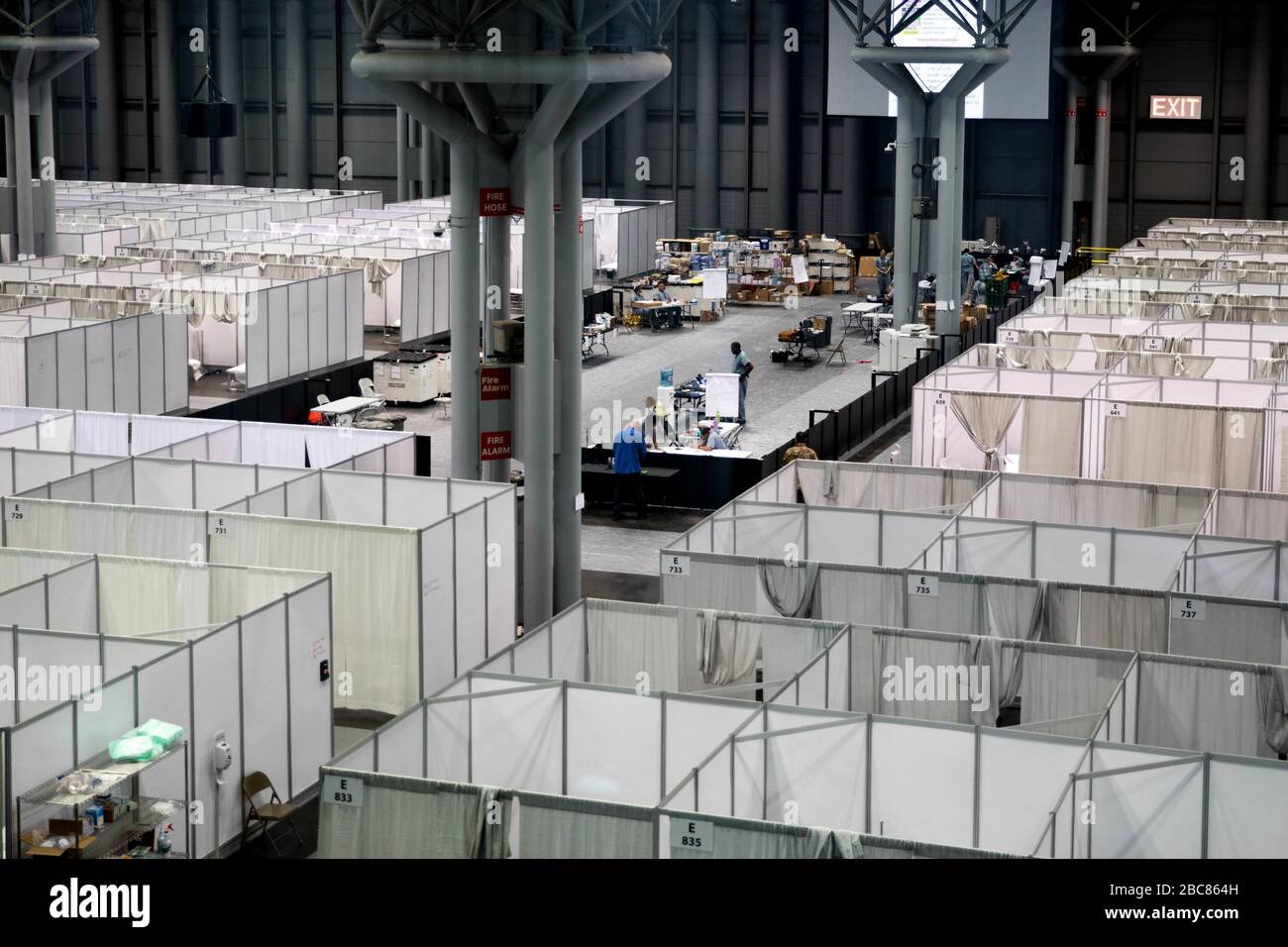 Cientos de camas de hospital cubren el piso en una estación médica federal COVID-19, centro de ayuda para la pandemia de coronavirus establecido en el Centro Jacob Javits el 30 de marzo de 2020 en la ciudad de Nueva York, Nueva York. Foto de stock