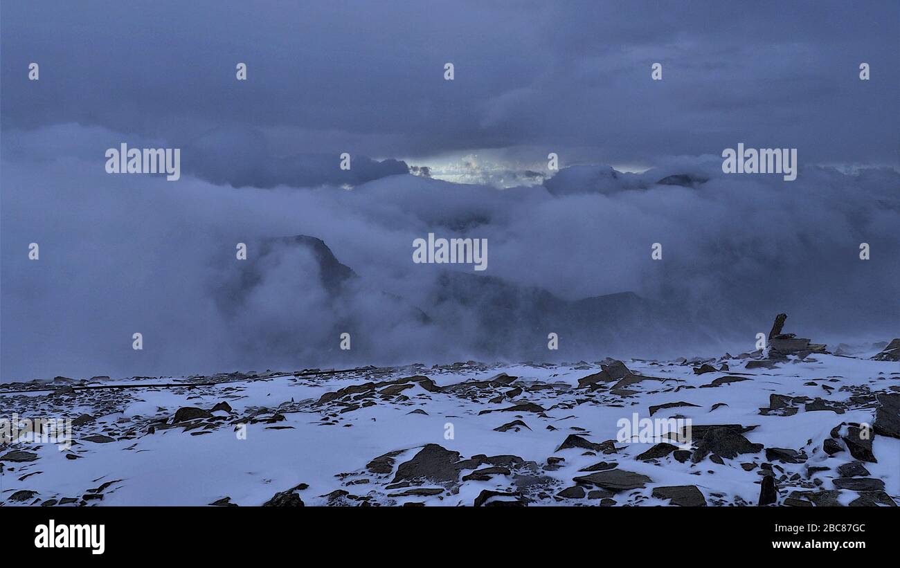 Nubes tormentosas sobre las montañas, grupo Monte Rosa, Alpes, Italia Foto de stock