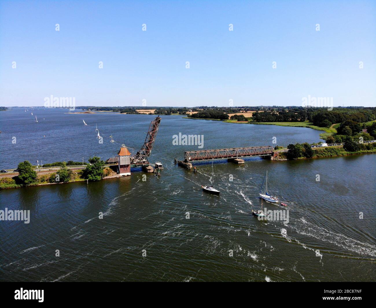 El puente Lindaunis es un puente de bascule que cruza el Schlei en Schleswig-Holtein, Alemania Foto de stock