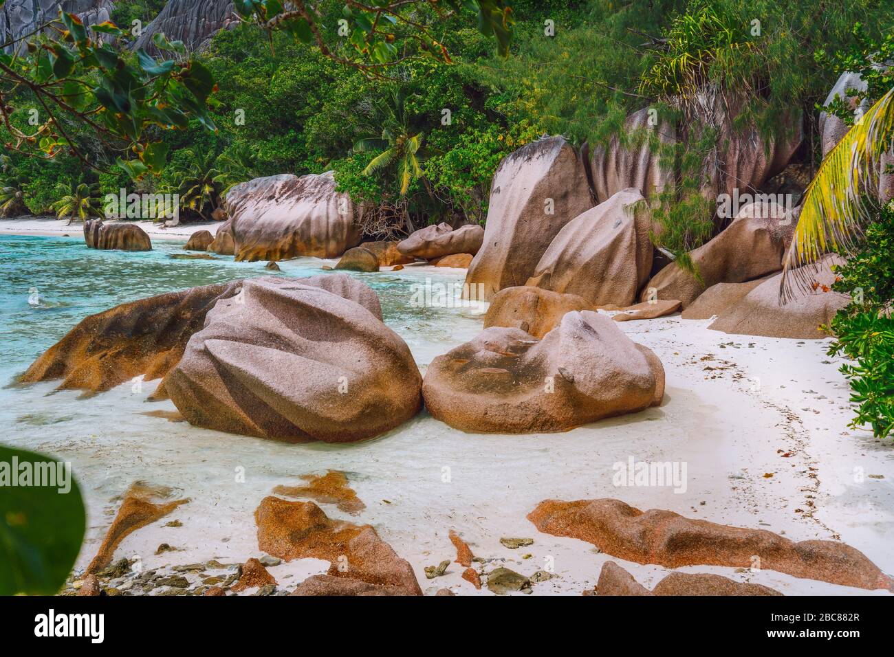 Playa tropical con rocas de granito en Seychelles. Viajes, turismo exótico y concepto de la naturaleza fondo. Foto de stock