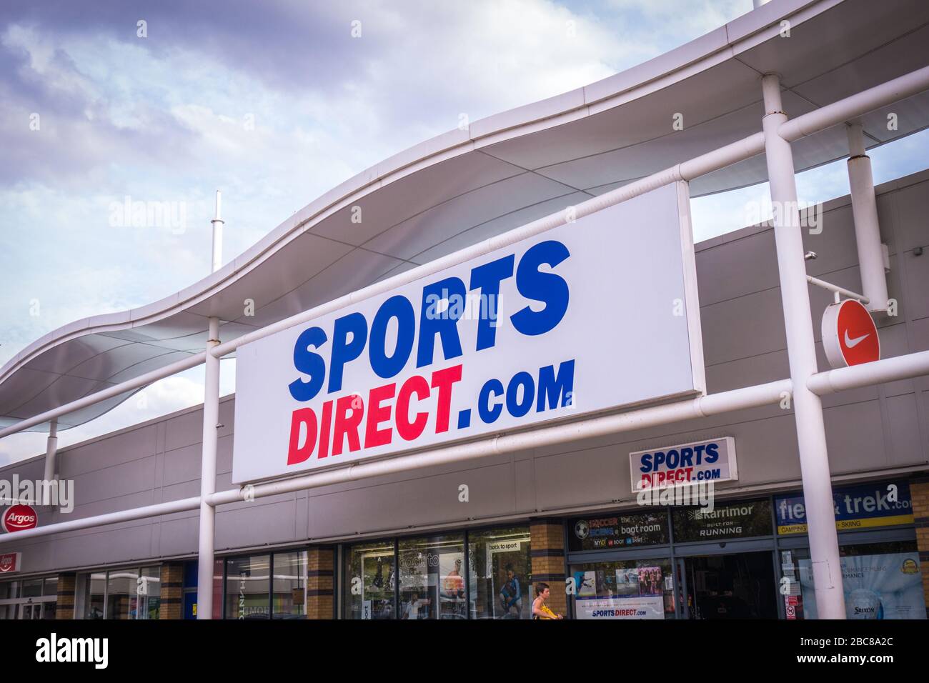Sports Direct, minorista británico de productos deportivos de alta calle - logotipo exterior / señalización - Londres Foto de stock