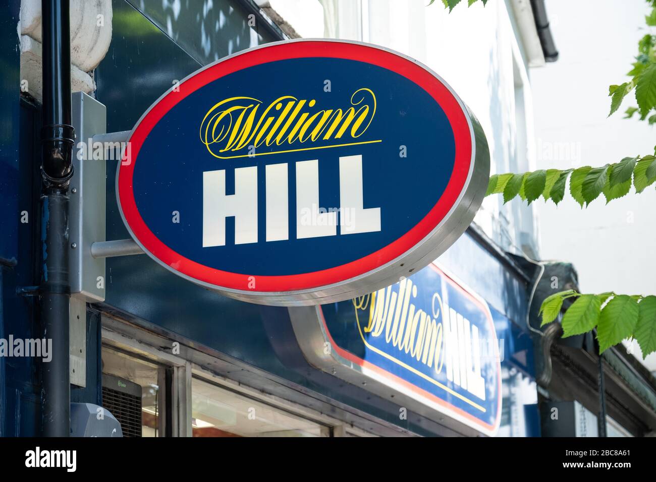 William Hill- librería de calle alta / tienda de apuestas - logotipo exterior / señalización- Londres Foto de stock