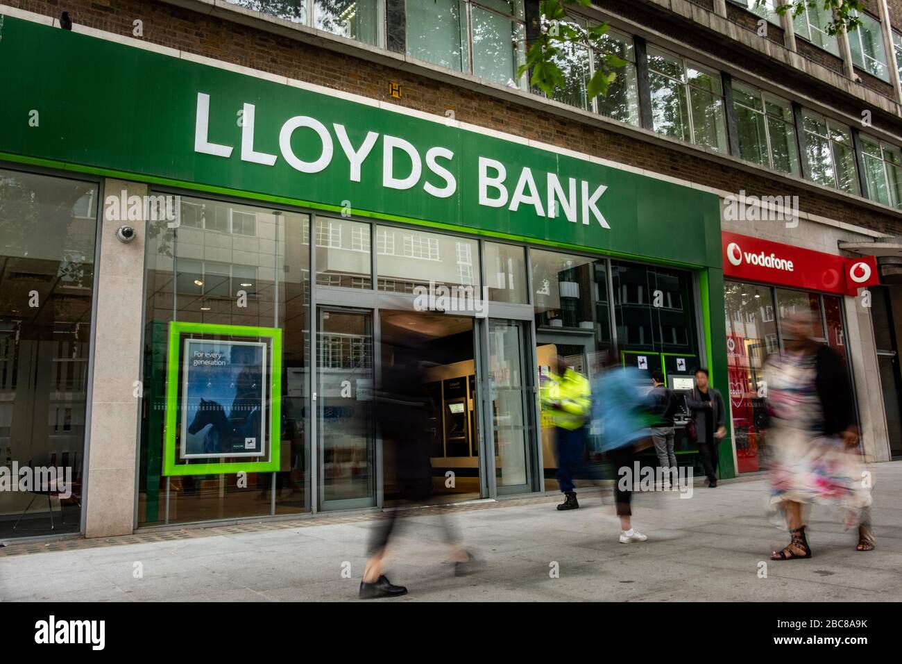 Lloyds- sucursal bancaria británica de calle alta, logotipo exterior / señalización- Londres Foto de stock