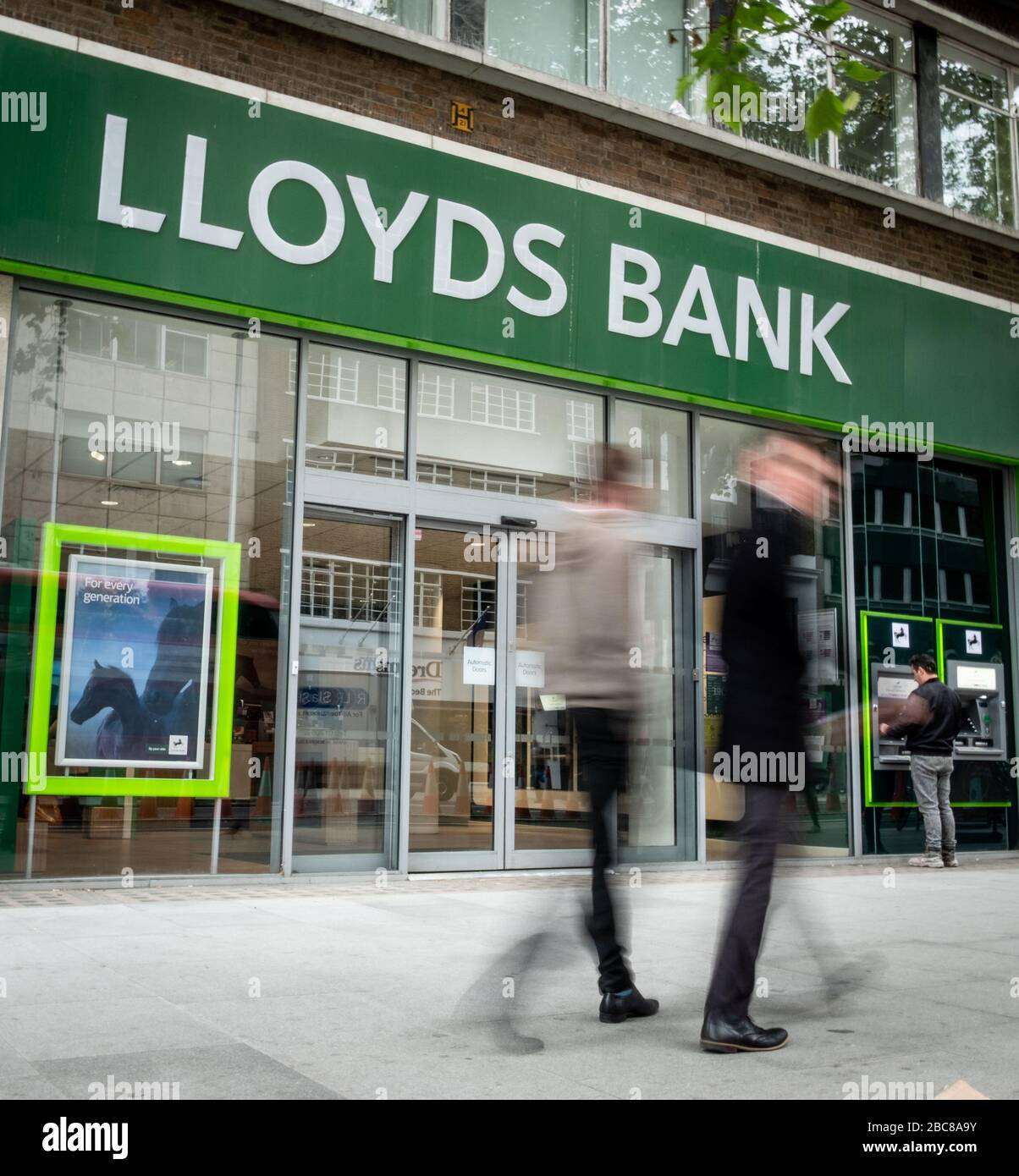 Lloyds- sucursal bancaria británica de calle alta, logotipo exterior / señalización- Londres Foto de stock