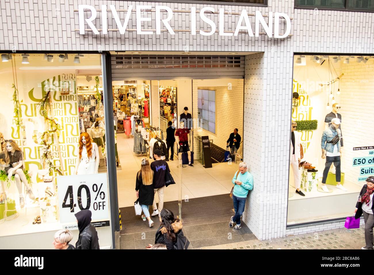 River Island- Marca británica de moda en la calle alta- logotipo exterior / señalización- Londres Foto de stock