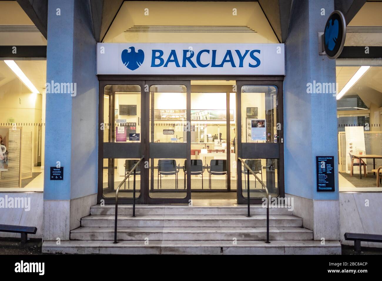 Señalización de sucursales bancarias de Barclays High Street - Londres, Reino Unido Foto de stock