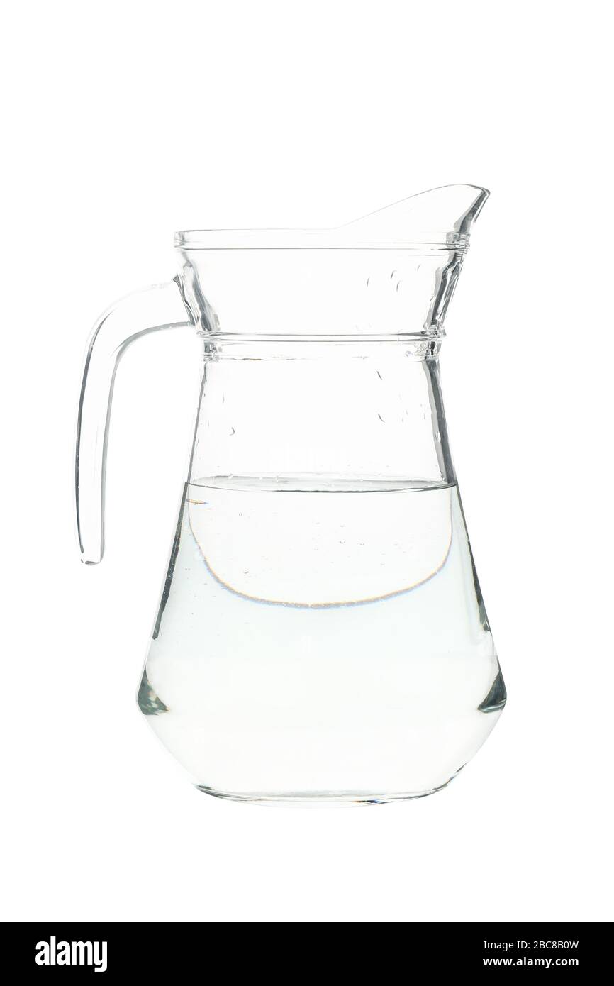 Jarra de agua de cristal con fondo blanco