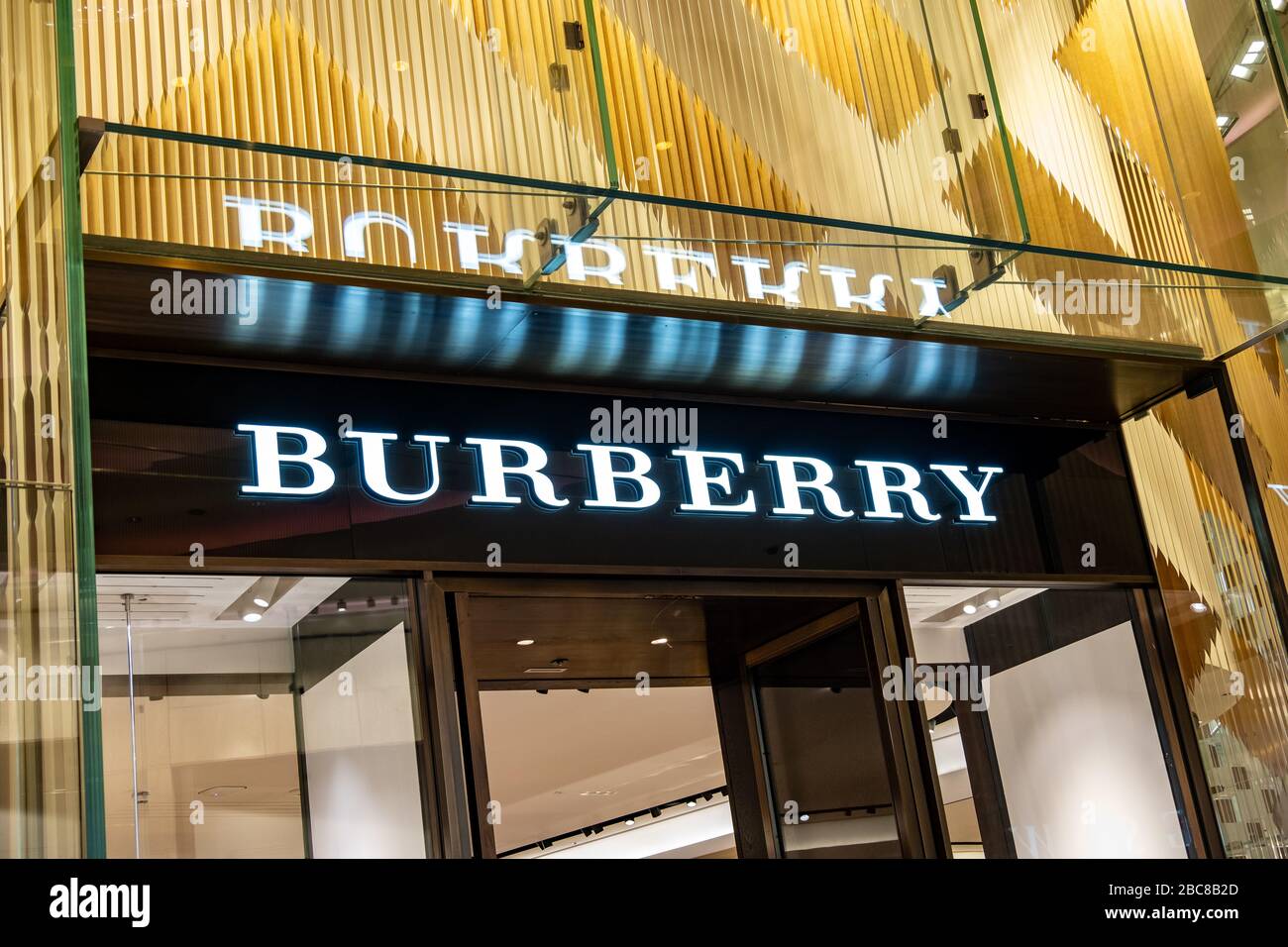 Burberry Store, una Marca minorista de lujo británica, logotipo exterior / señalización - Londres Foto de stock