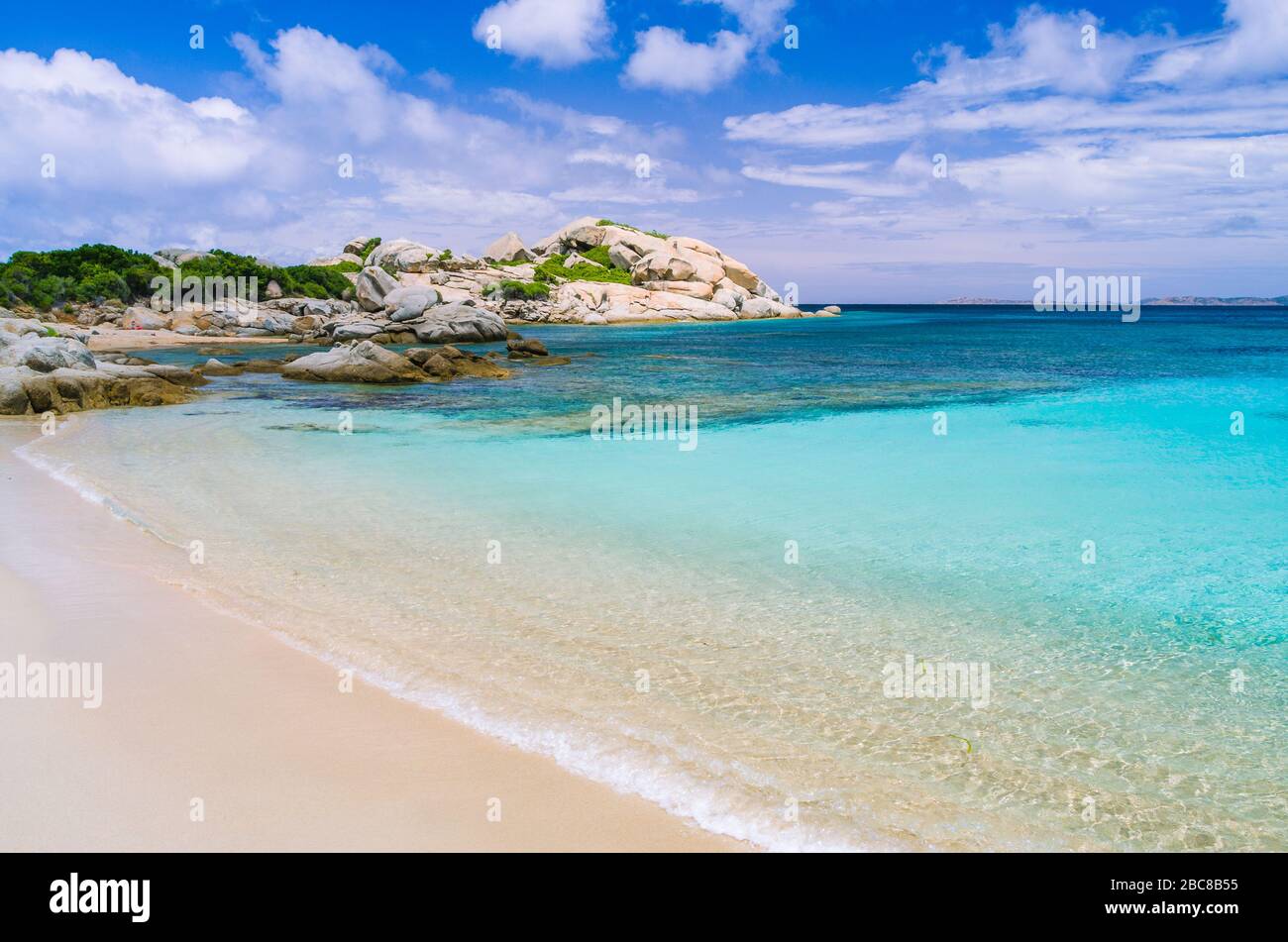 Playa Azure con aguas claras cerca de Porto Pollo en la hermosa isla de Cerdeña, Italia. Foto de stock