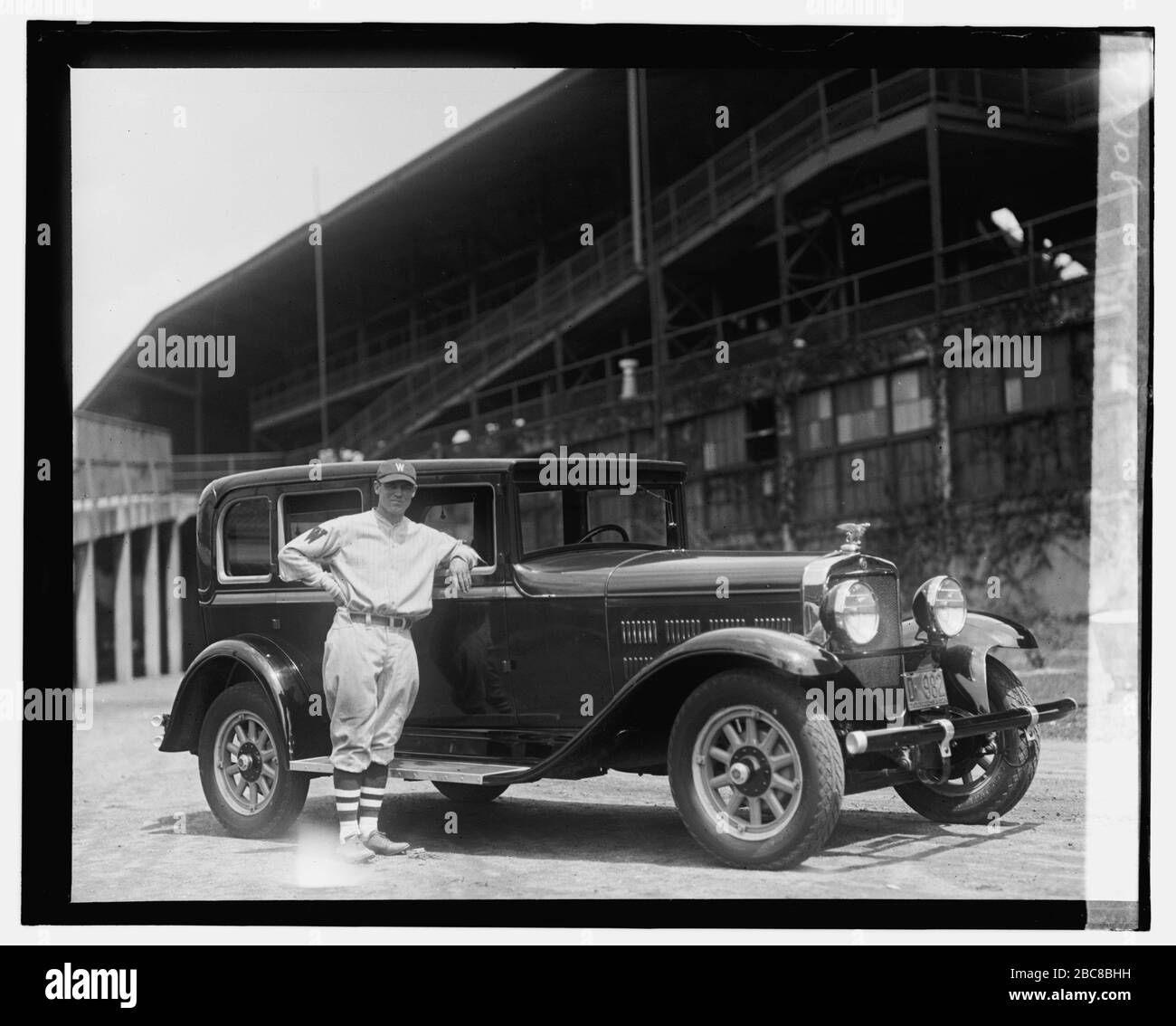 'Español: Título: Donohue Motor Co.; Geo. Sisler in Gardner Resumen/medio: 1 negativo : vidrio ; 4 x 5 pulgadas o más pequeño; 1929; Biblioteca del Congreso Catálogo: https://lccn.loc.gov/2016844270 Descarga de imagen: https://cdn.loc.gov/service/pnp/npcc/18000/18009v.jpg URL original: https://www.loc.gov/pictures/item/2016844270/; Colección Nacional de la Empresa fotográfica; ' Foto de stock
