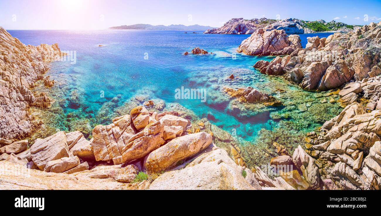 Pura agua de mar azul claro y sorprendentes rocas en la costa de la Isla de Maddalena, Cerdeña, Italia. Foto de stock