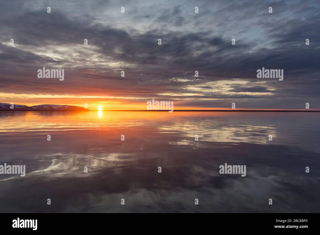 Liefdefjorden al atardecer en verano, fiordo en Haakon VII Land en Spitsbergen, Svalbard, Noruega Foto de stock