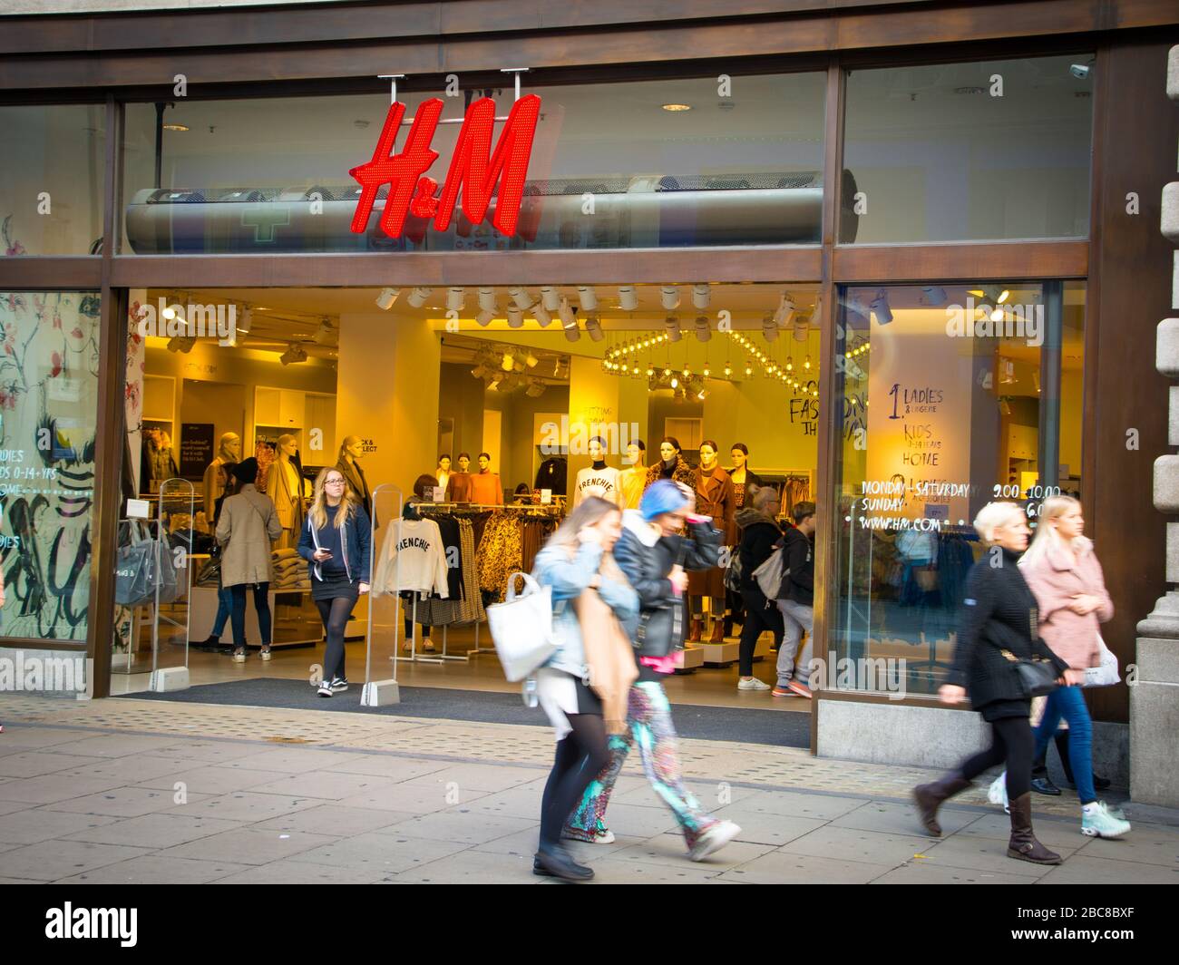 Tienda H&M- Marca británica de moda de calle alta- logotipo exterior /  señalización- Londres Fotografía de stock - Alamy