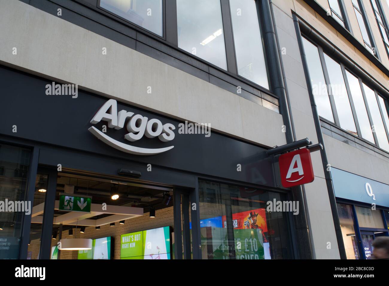 Tienda Argos, gran minorista británico de la calle alta - logotipo exterior / señalización - Londres Foto de stock