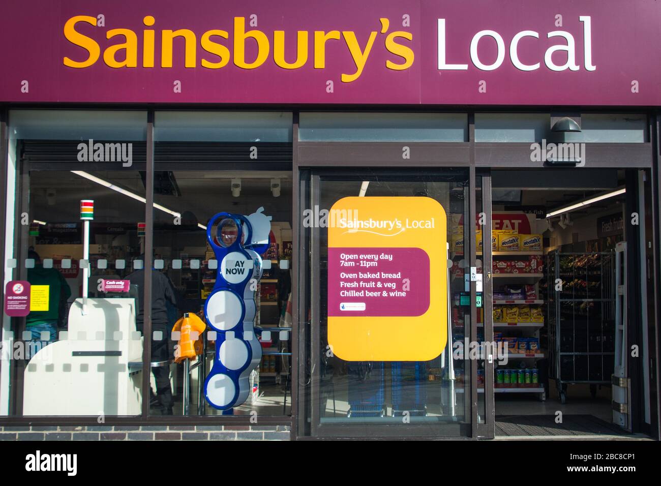 Tienda local sainsburys uk fotografías e imágenes de alta resolución