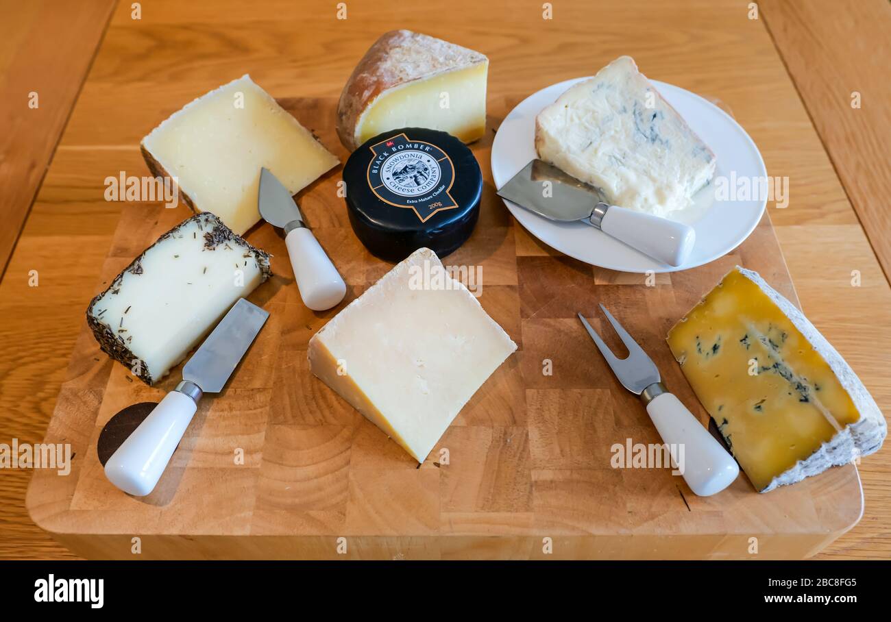 Tabla de quesos con queso de oveja español, Gorgonzola, Manchego, Mahón, Azul cornés, Cora Linn, Black Bomber cheddar Foto de stock