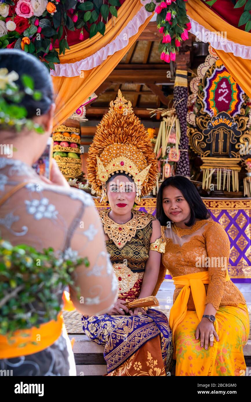 Retrato vertical de la novia y sus amigos en una boda balinesa, Indonesia. Foto de stock