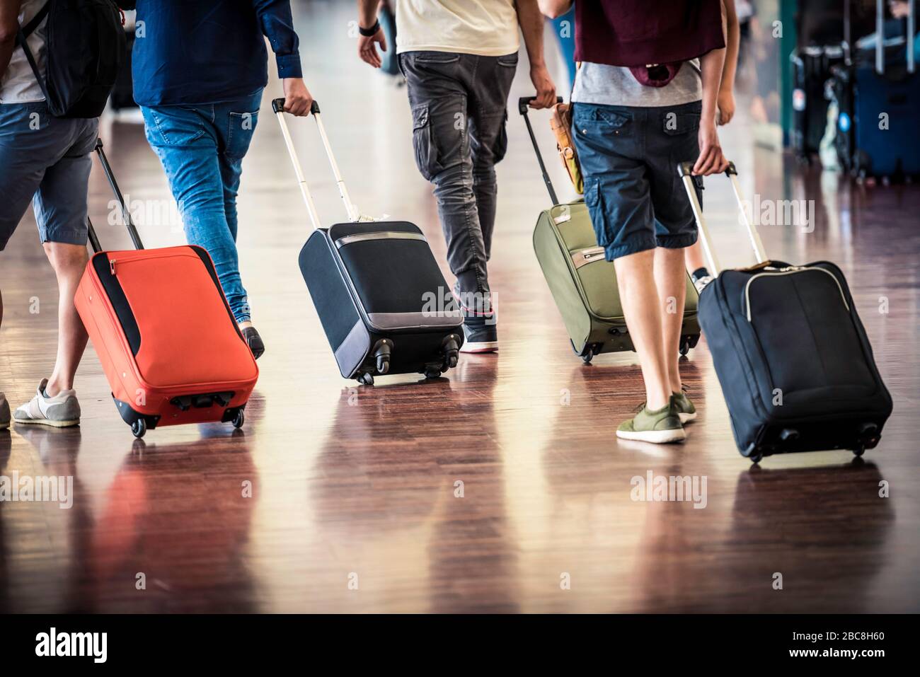 Viajeros con maletas caminando por el aeropuerto. Cierre de las piernas de  los pasajeros que van al aeropuerto con la maleta Fotografía de stock -  Alamy
