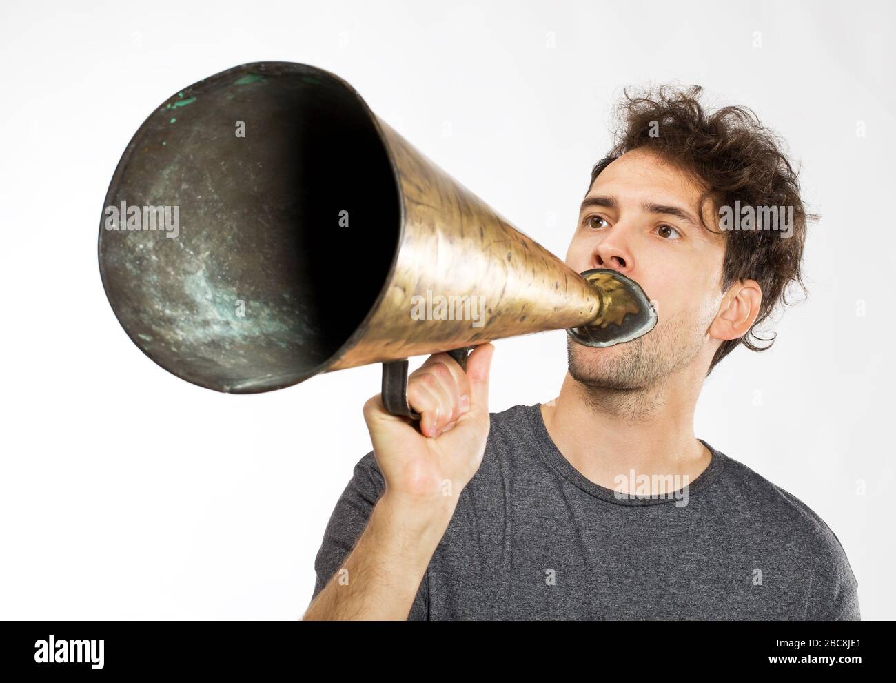 Hombre usando un megafono antiguo fotografías e imágenes de alta resolución  - Alamy