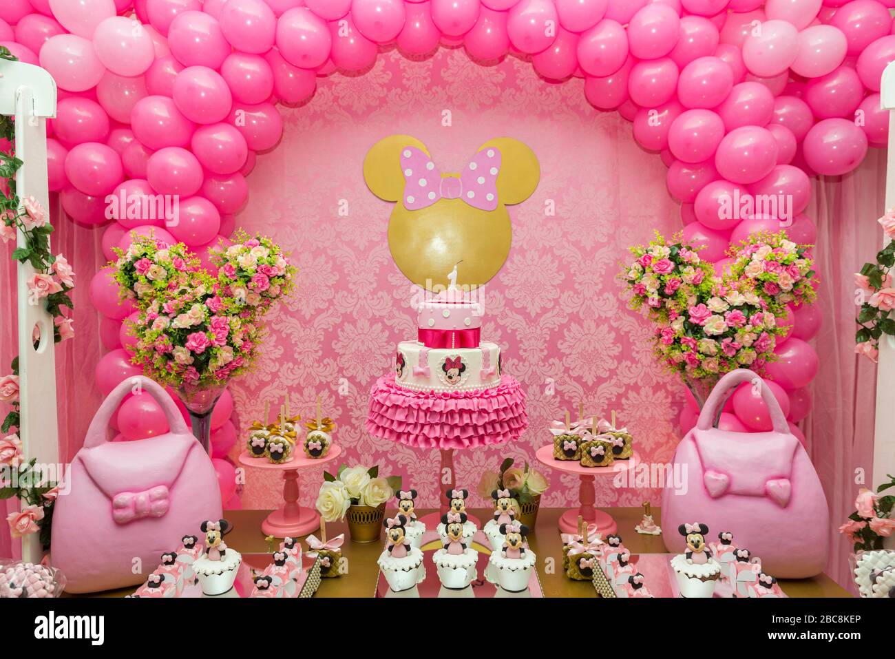 Florianopolis, Brasil - 15 de marzo de 2020: Dulce decoración de mesa en la  fiesta de los niños con tema Minnie Mouse. Recepción para una fiesta de  cumpleaños. Decoración Fotografía de stock - Alamy