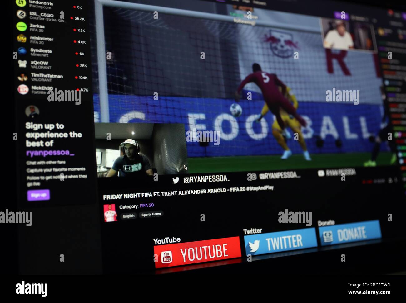 Trent Alexander-Arnold (abajo a la izquierda) durante su partido FIFA 20  contra el jugador de los puertos de mar Ryan Pessoa transmitido a través de  Twitch TV Fotografía de stock - Alamy