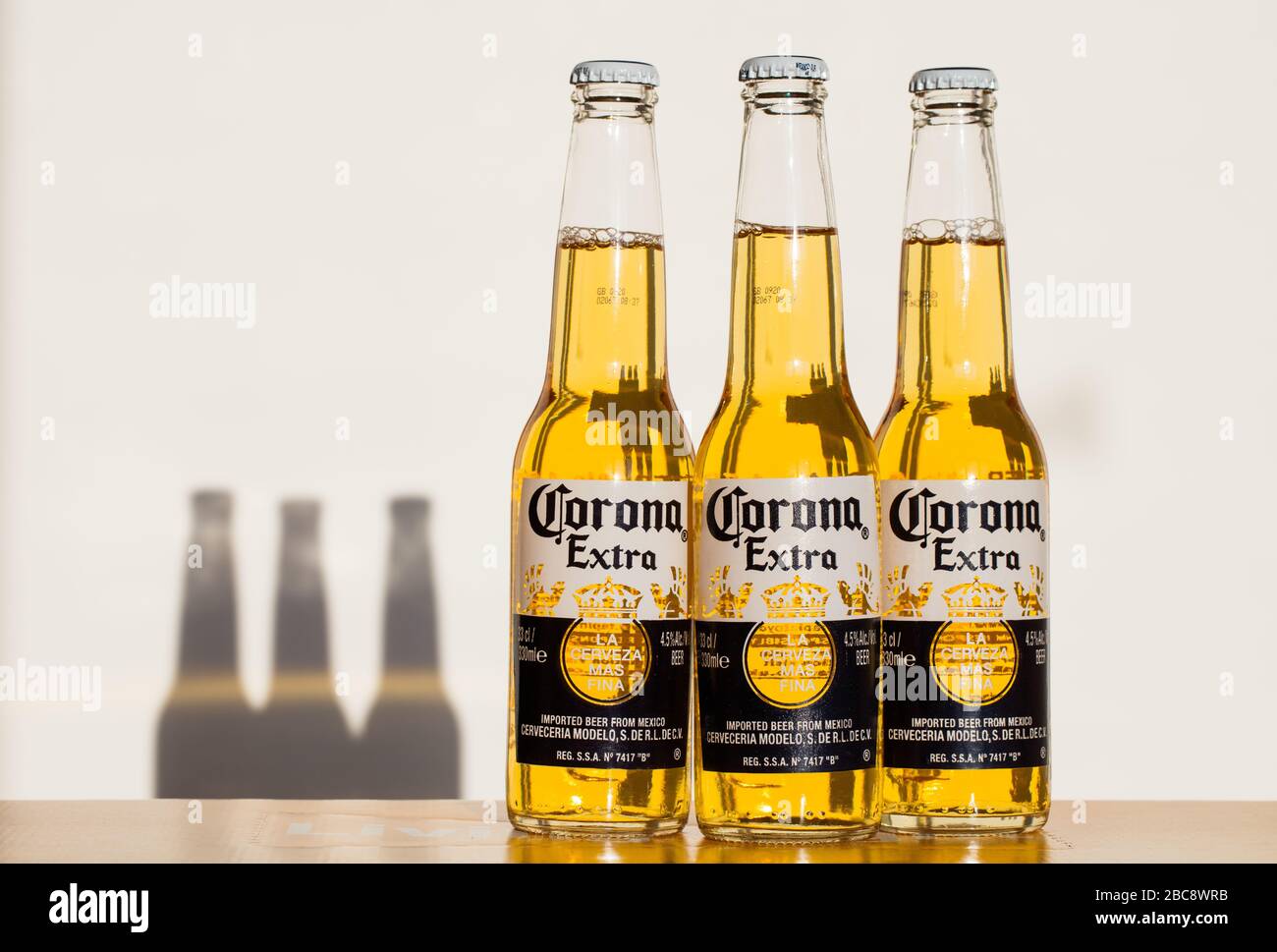 Botellas de cerveza Corona Extra. La producción se ha detenido debido a la pandemia del coronavirus. Foto de stock