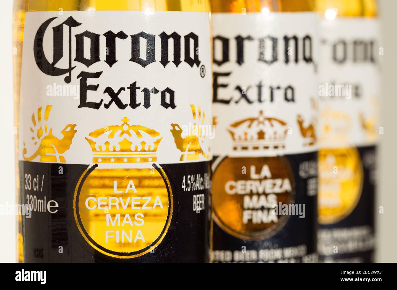 Botellas de cerveza Corona Extra. La producción se ha detenido debido a la pandemia del coronavirus. Foto de stock