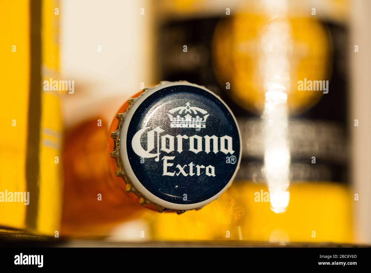 Botellas de cerveza Corona Extra. La producción se ha detenido debido a la pandemia del coronavirus. Foto de stock