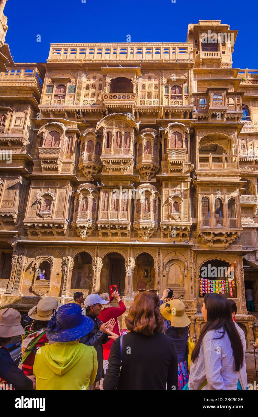 JAISALMER, INDIA – 30 DE NOVIEMBRE de 2019: Visitantes del Patwon ki Haveli, es el Haveli más grande de Jaisalmer, Rajasthan, construido en el año 1805. Foto de stock