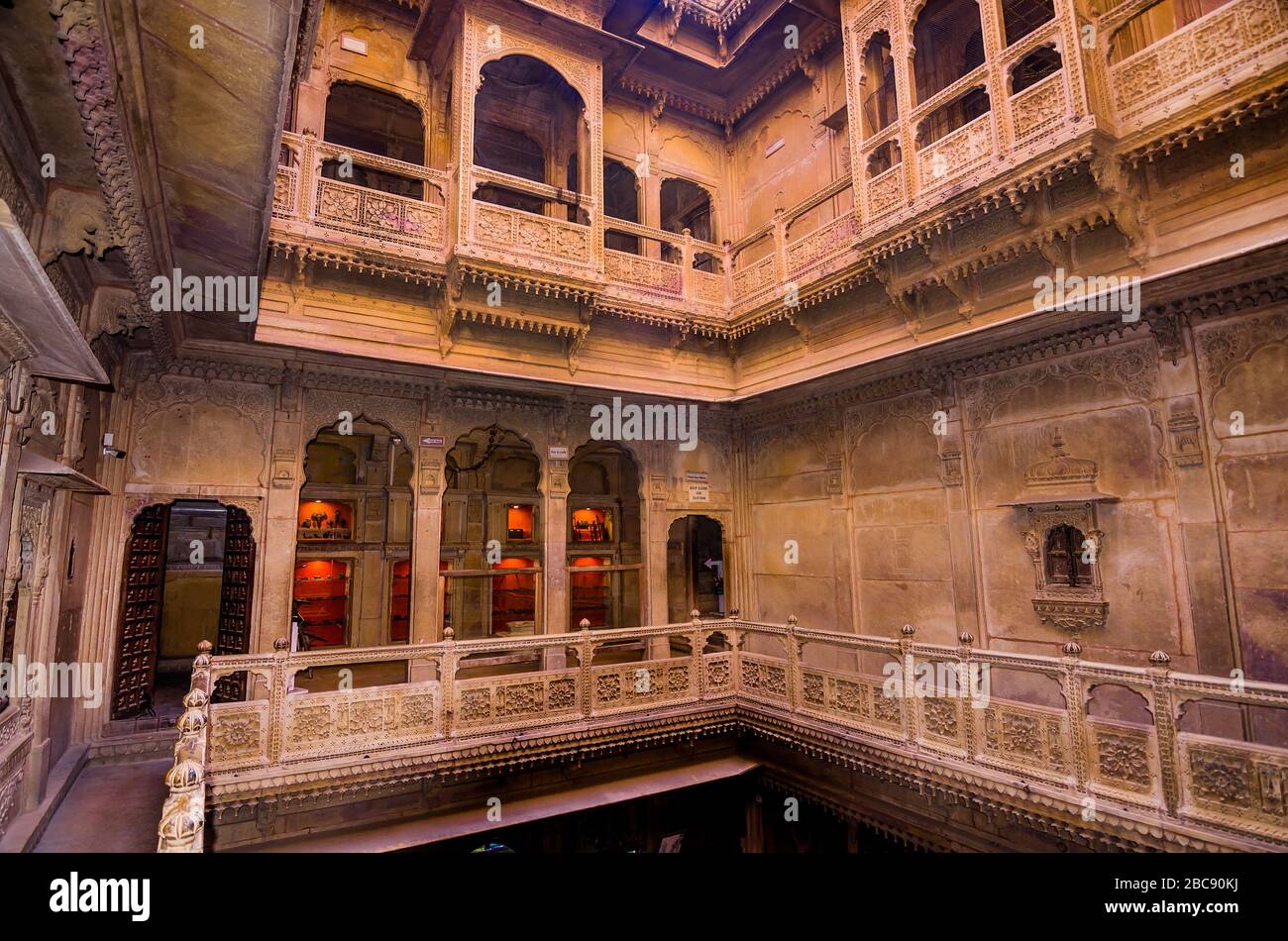 JAISALMER, INDIA – 30 DE NOVIEMBRE de 2019: Interior del Patwon ki Haveli, es el Haveli más grande de Jaisalmer, Rajasthan, construido en el año 1805. Foto de stock